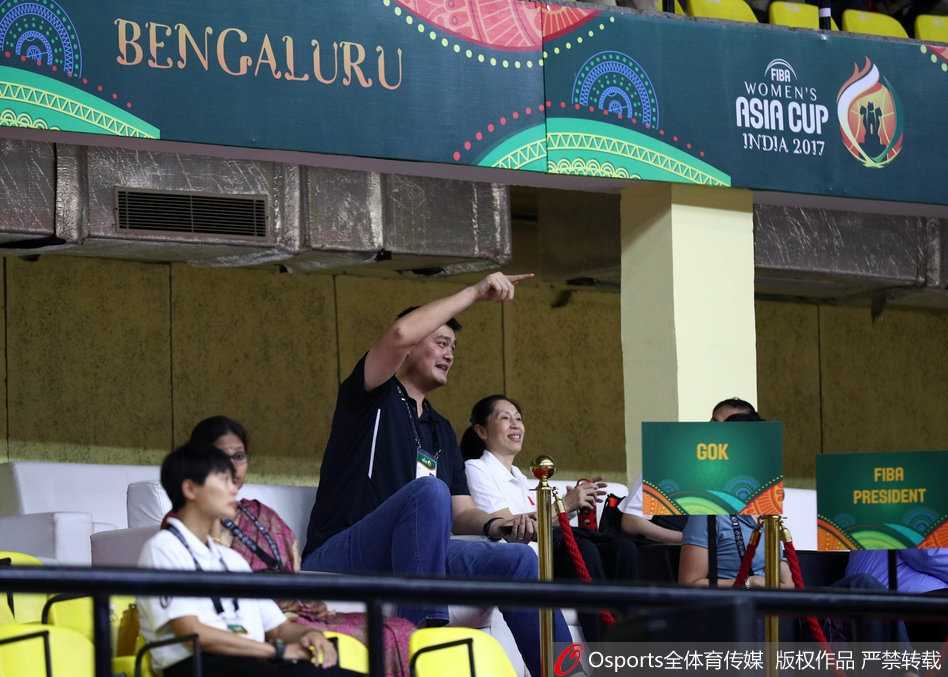 比赛进入垃圾时间，姚明双肘撑在膝盖上，托着腮帮子作沉思状，目光深邃而悠远。这略带呆萌又充满大佬气场的姿态，瞬间让人联想到他正在思考关于篮球宇宙的终极奥秘。