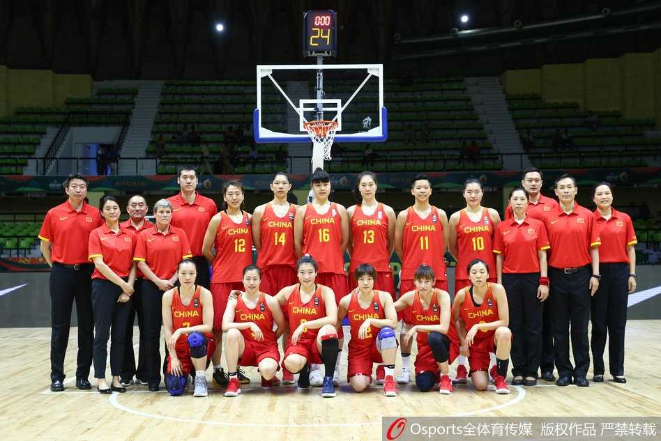 李梦在人群中高高跃起上篮，对手的拉拽也无法阻挡她将球送入篮筐的决心，彰显绝对实力。