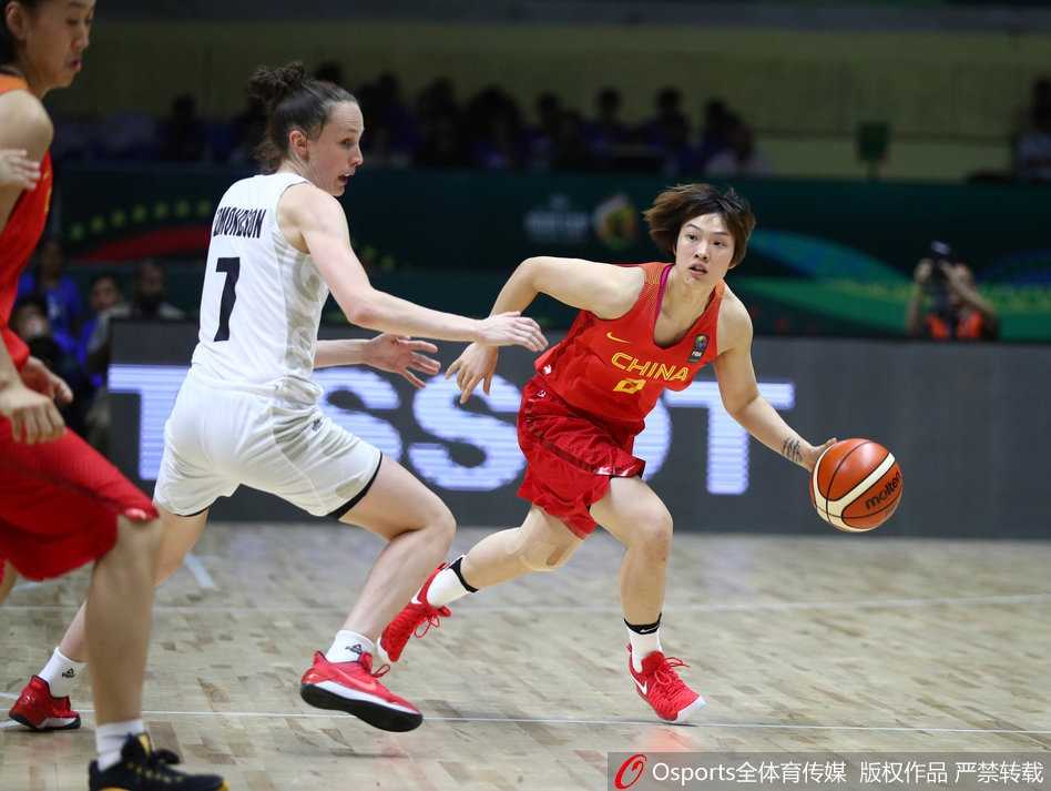 李月汝在禁区卡位要球，凭借身高优势完全压制对手，篮下一柱擎天的统治力尽显。