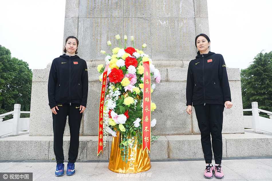 在锈迹斑斑却依然透着历史光芒的枪支弹药展柜前，一位女篮队员俯身细看，眼神中流露出对革命先辈英勇战斗精神的无限敬仰。