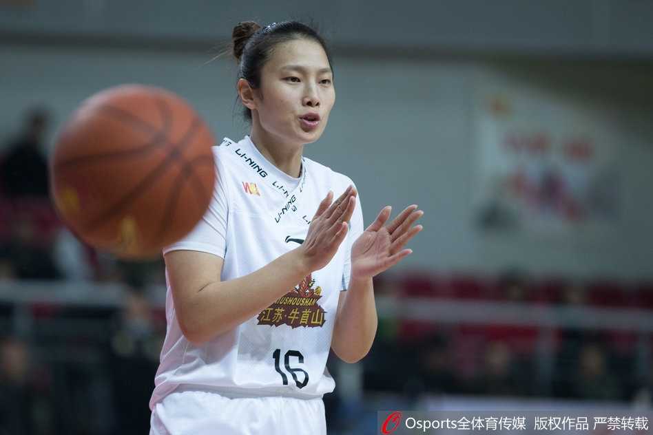 金维娜与队友完成一次精妙的挡拆配合后，迅速外切，接球跳投三分，篮球划出一道彩虹般的轨迹直奔篮筐。