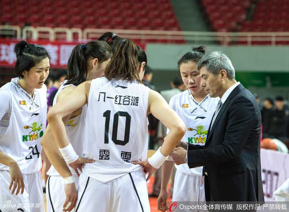 上海队球员在艰难摆脱防守后，以一记姿势不太舒展的抛投将球送出，篮球在空中划出一道彩虹般的弧线，直奔篮筐而去，这一球承载着球队反超比分的希望。