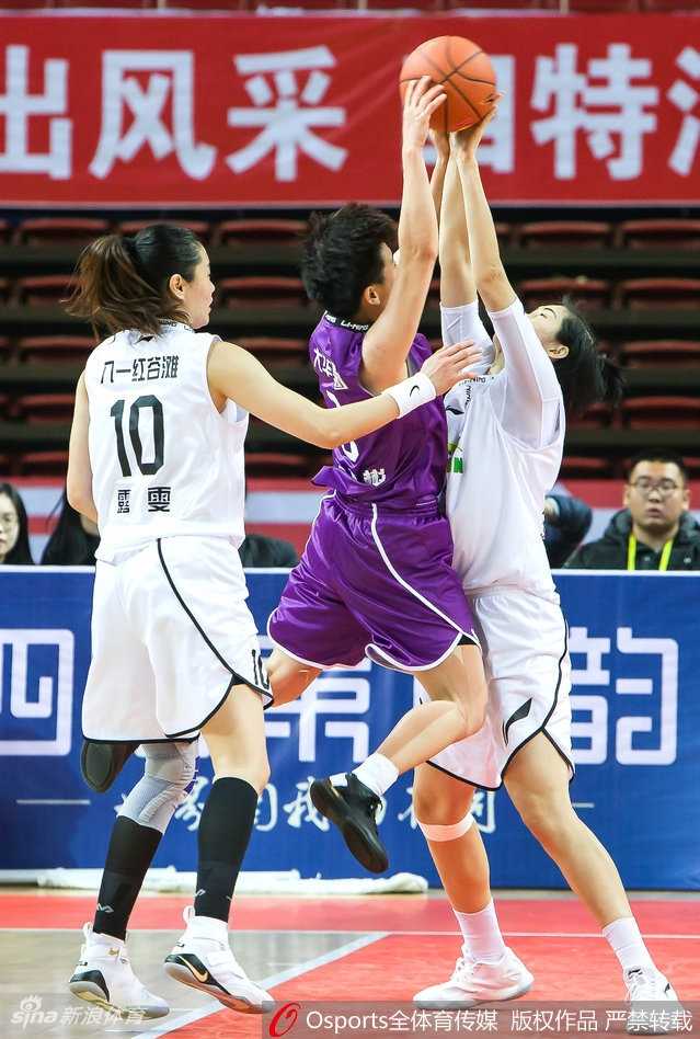 篮下一片混乱，八一队多名球员高高跃起，试图拼抢下这个决定比赛走势的关键篮板球，手臂在空中交织成网，激烈的身体对抗诠释着女篮比赛的硬度与激情。