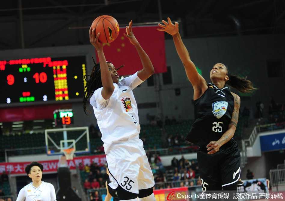 女篮风暴!山西主场加时力克广东,琼斯神级数据点燃红灯笼 广东队黄思静在山西队的严密防守下强行突破,她神情坚毅,如利刃般撕开防线,引来全场惊呼。
