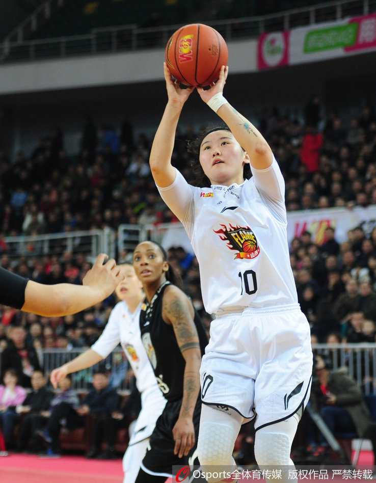 女篮风暴!山西主场加时力克广东,琼斯神级数据点燃红灯笼 山西队外援琼克尔·琼斯在广东三人合围下高高跃起,如同摘星一般将篮板球牢牢控制在手中,霸气侧漏。