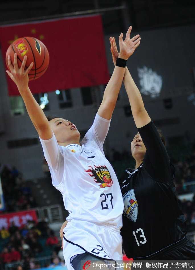 女篮风暴!山西主场加时力克广东,琼斯神级数据点燃红灯笼 山西队核心武桐桐运球穿越全场,眼神如炬直视前方,正在指挥队友跑位,尽显大将之风。