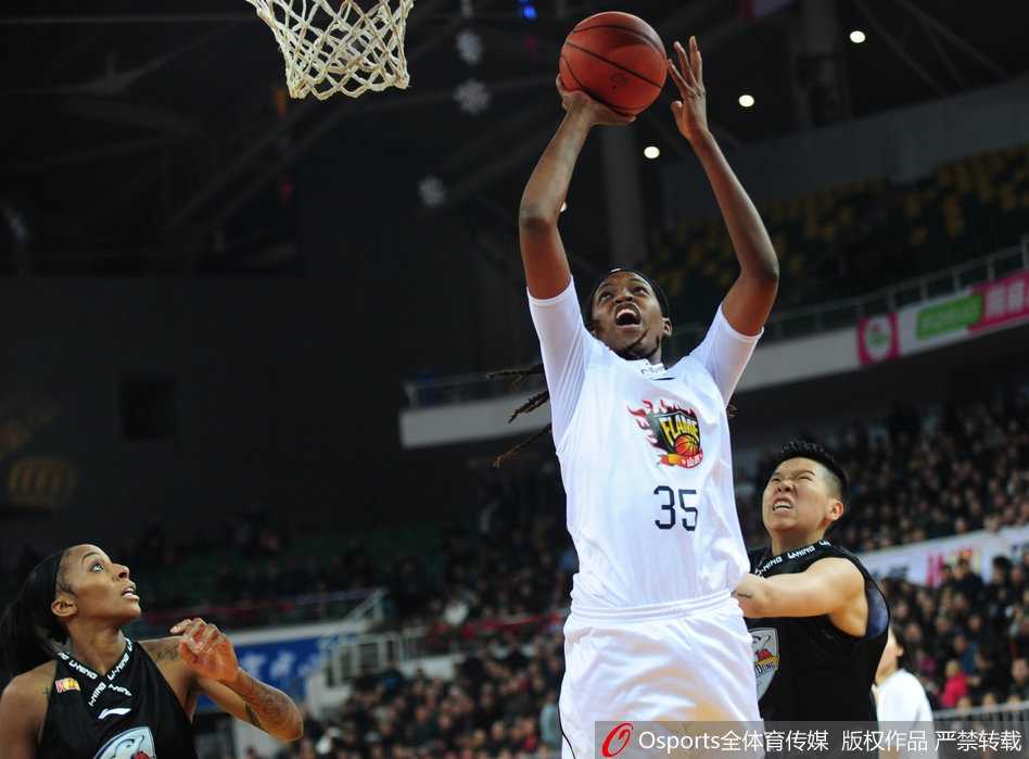 女篮风暴!山西主场加时力克广东,琼斯神级数据点燃红灯笼 广东队李月汝篮下强打,利用身体优势顶开防守,柔和的手感让篮球空心入网,展现年轻国手的潜力。