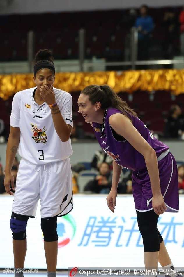 帕克在万千球迷的期待中完成首秀，虽然上半场略显拘谨，但她在篮下的统治力逐渐显现，一次次高高跃起摘下关键篮板。