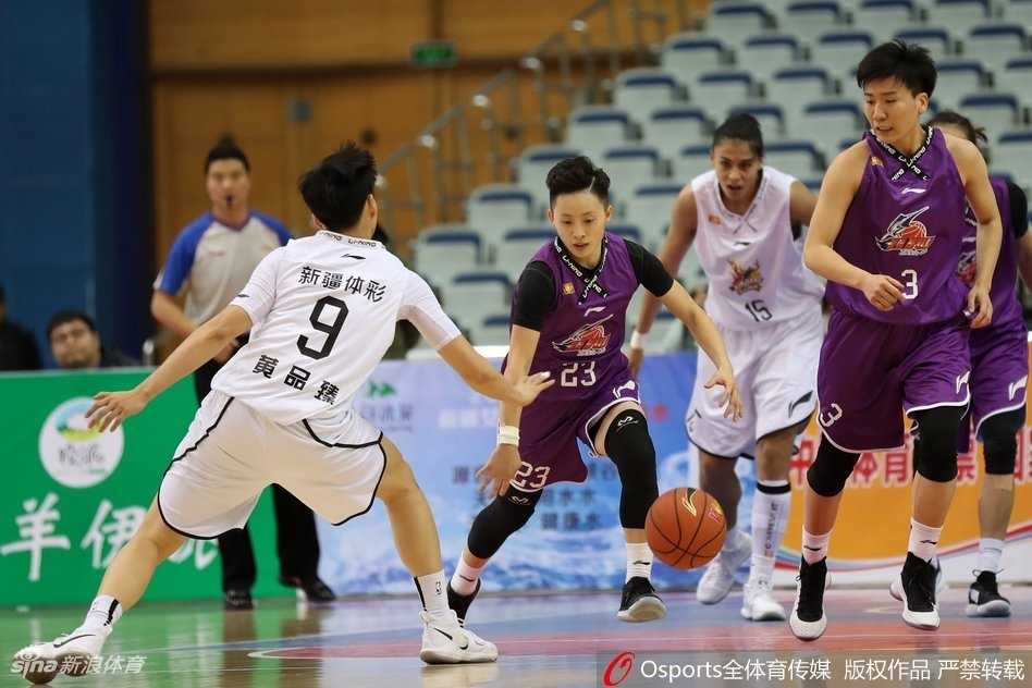 新疆小将迪拉娜此役表现抢眼，她像一头不知疲倦的小鹿，在内线与上海队的高大外援激烈缠斗，频频造成杀伤，最终贡献了18分。