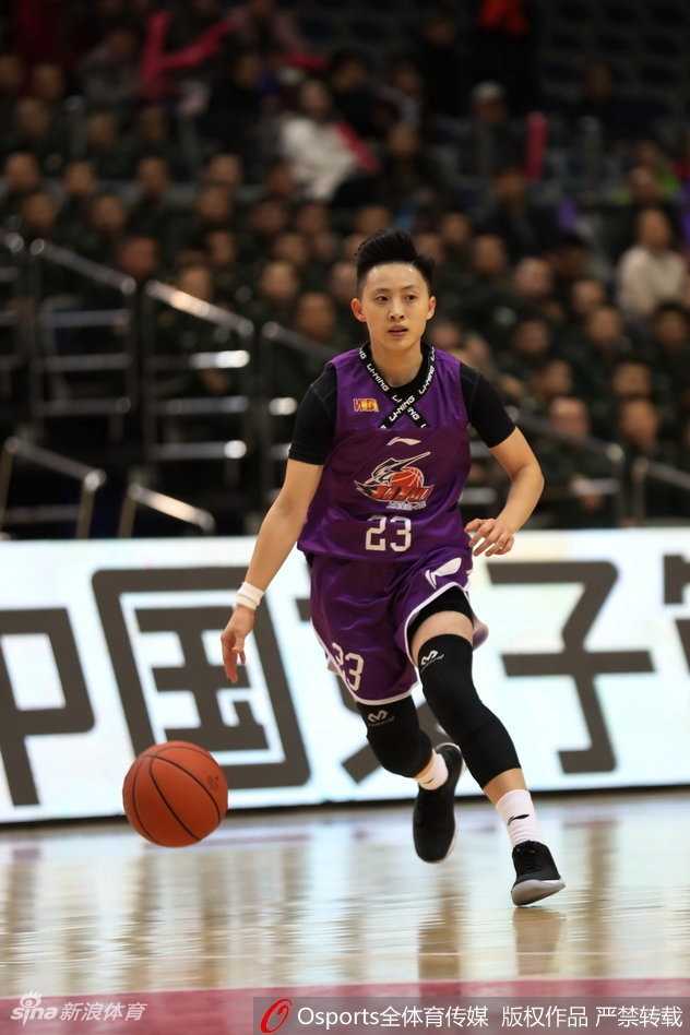 王丽丽无疑是今晚乌鲁木齐的英雄，她全场贡献20分，并在最后时刻如同冷血杀手一般，用一记决绝的上篮将胜利稳稳收入囊中。