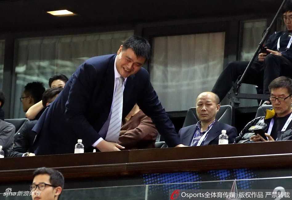 姚主席的目光如炬，他习惯性地十指交叉托着下巴，神情专注地注视着场上自己改革蓝图下的第一场全明星盛会。