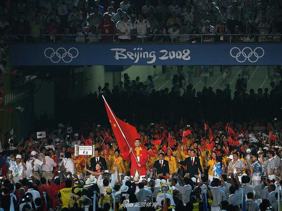 姚巨人擎旗耀九州:从北京奥运到中国篮球的精神传承 鸟巢夜空下,姚明身披中国红战袍,高擎五星红旗,以绝对的高度引领中国军团步入奥运殿堂,那一刻他宛若移动的万里长城。