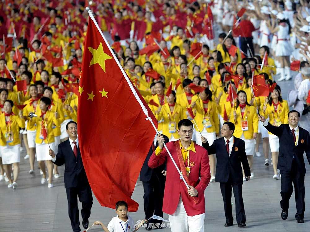 姚巨人擎旗耀九州:从北京奥运到中国篮球的精神传承 万众瞩目的鸟巢之内,姚明成为绝对核心,现场气氛达到顶点,红色的海洋与黄色的星光辉映,记录下北京奥运这一永恒的经典瞬间。