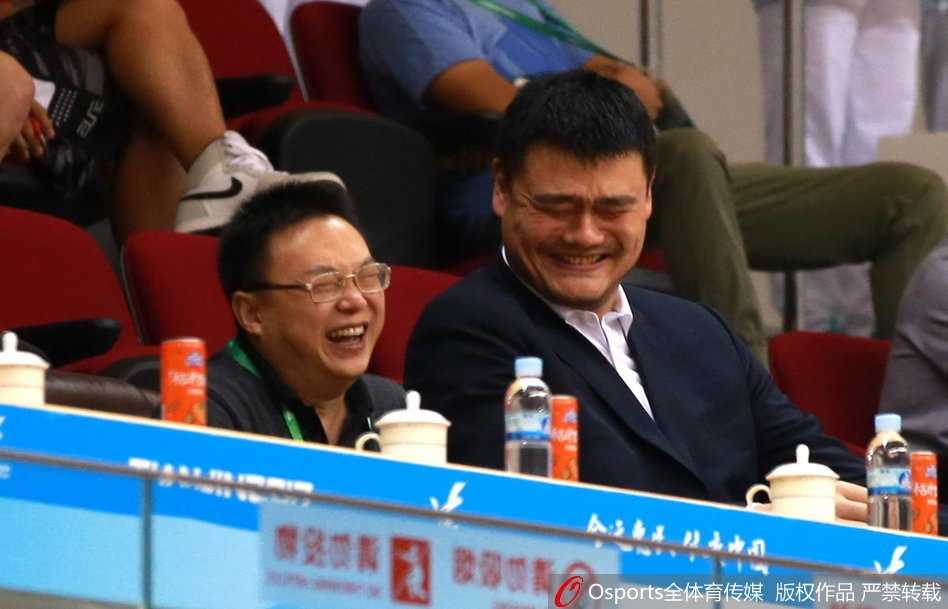 姚明全运观战席再酿神表情 场边一颦一笑皆成经典 不知场上是出现了误判还是糟糕的失误,姚明撇着嘴,露出一副“囧”字表情,那委屈又困惑的小眼神,完美演绎了什么叫作“无奈本奈”。