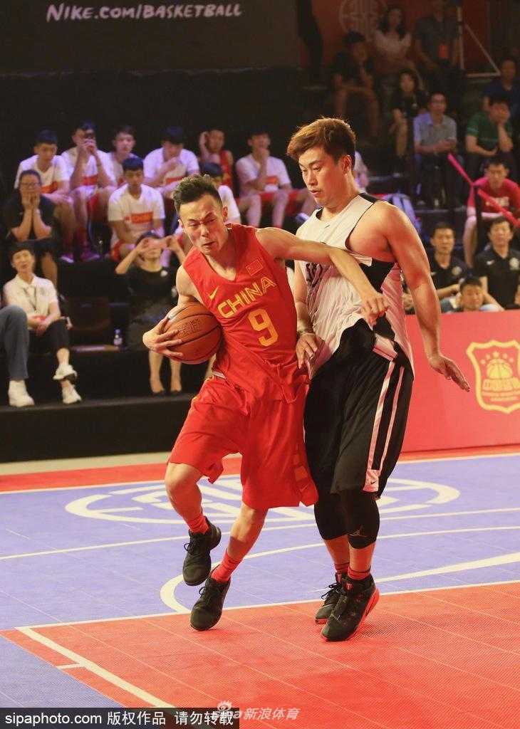 姚明助力三人篮球从街头走向奥运殿堂 姚明与嘉宾共同执掌联赛启动装置,灯光闪烁间定格了中国三人篮球历史性的一刻