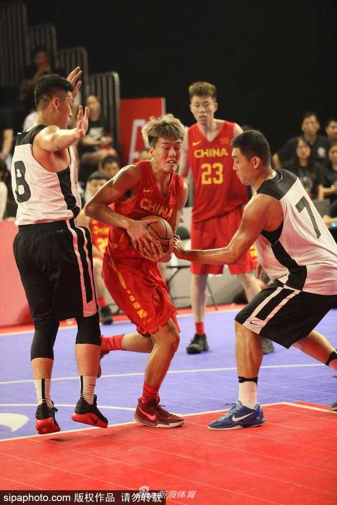 姚明助力三人篮球从街头走向奥运殿堂 姚明在活动现场与嘉宾轻松交谈,举手投足间尽显篮球大家对后辈的关怀与鼓励