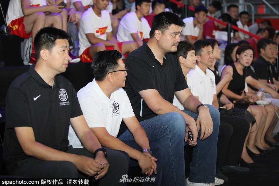 姚明助力三人篮球从街头走向奥运殿堂 姚明在联赛启动仪式上开怀大笑,眼神中透露出对三人篮球未来发展的无限憧憬