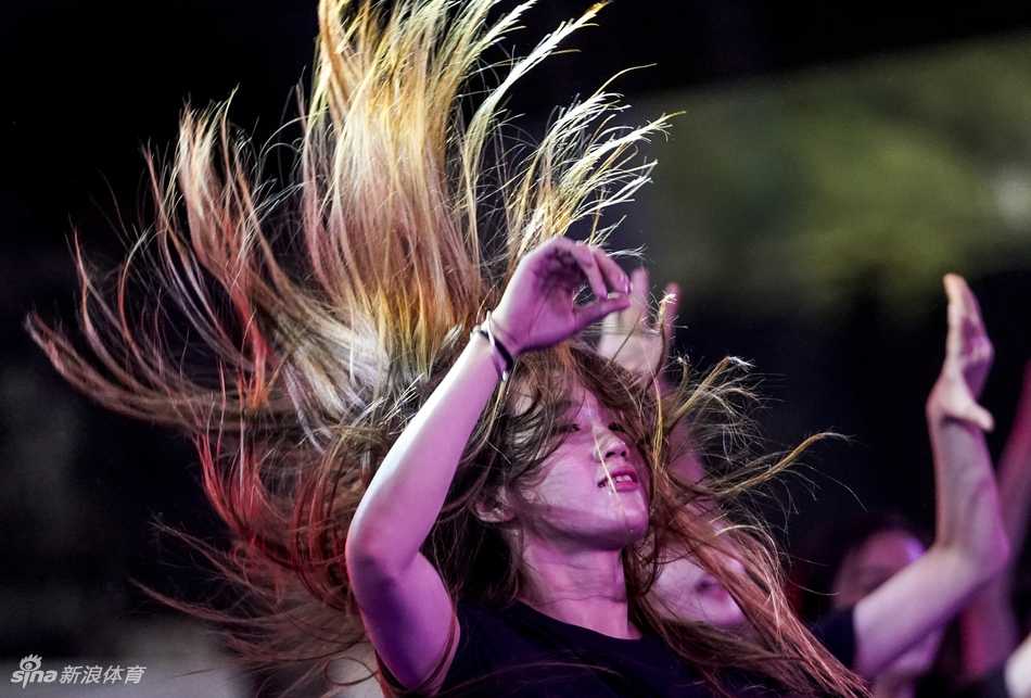 姚明助燃草根篮球梦,中国三人篮球踏上全运奥运新征程 活动现场的Hip-hop舞者正在进行暖场表演,他们动作整齐划一,充满青春的律动,背景是色彩鲜明的联赛标志,将街头文化与竞技体育完美融合。