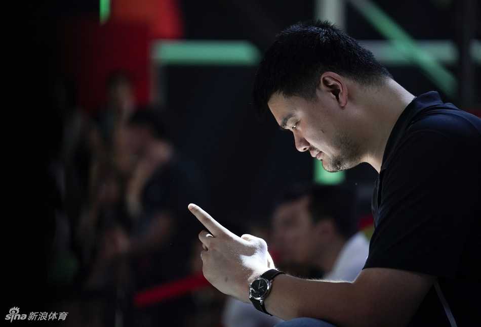 姚明助燃草根篮球梦,中国三人篮球踏上全运奥运新征程 姚明在台下落座,神情专注地看着场上的表演或比赛,嘴角带着一丝欣慰的笑意,身边的嘉宾也正聚精会神,共同欣赏这场属于草根篮球的盛宴。