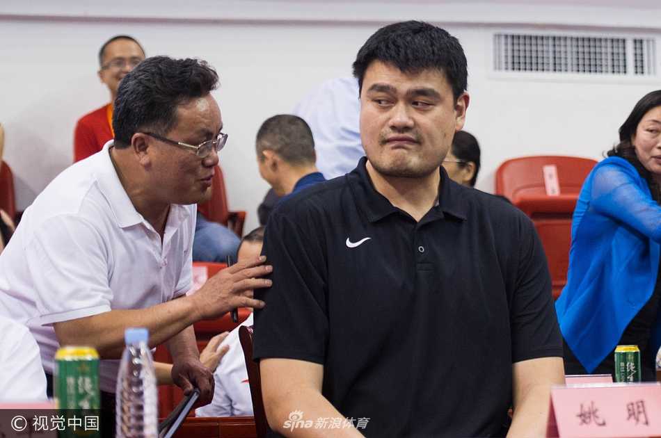 姚明助阵粤联赛变身表情包,肇庆怀集之夜见证民间篮球热潮 姚明现身怀集体育馆,双手自然垂放在身前,脸上带着标志性的微笑,环顾四周热情欢呼的观众,巨大的身影在灯光下显得格外亲切。