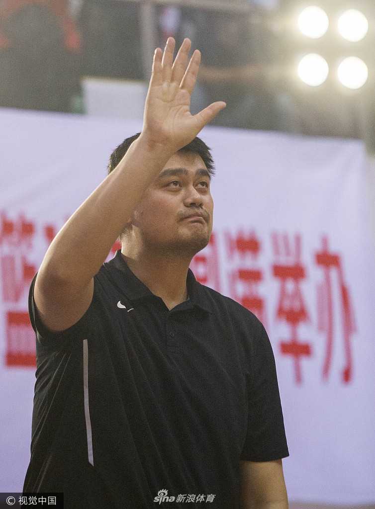 姚明助阵粤联赛变身表情包,肇庆怀集之夜见证民间篮球热潮 姚明站立在人群中,他的身高让他显得格外突出。他神情专注地看着场内的比赛,脸上带着一丝严肃,仿佛在思考着中国篮球基层联赛的下一步发展方向。