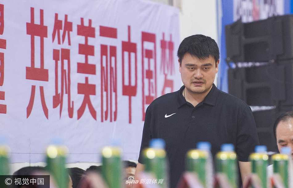 姚明助阵粤联赛变身表情包,肇庆怀集之夜见证民间篮球热潮 在喧闹的体育馆内,姚明侧身倾听身旁友人的话语,表情认真而专注,偶尔点头回应,眼神中透露出对场上局势的关切与思考。