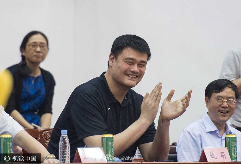 姚明助阵粤联赛变身表情包,肇庆怀集之夜见证民间篮球热潮 姚明在看台上突然开怀大笑,眼睛眯成两道弯弯的月牙,嘴角高高上扬,露出整齐的牙齿,平日严肃的形象瞬间变得憨态可掬,成为当晚最亮眼的场外风景。