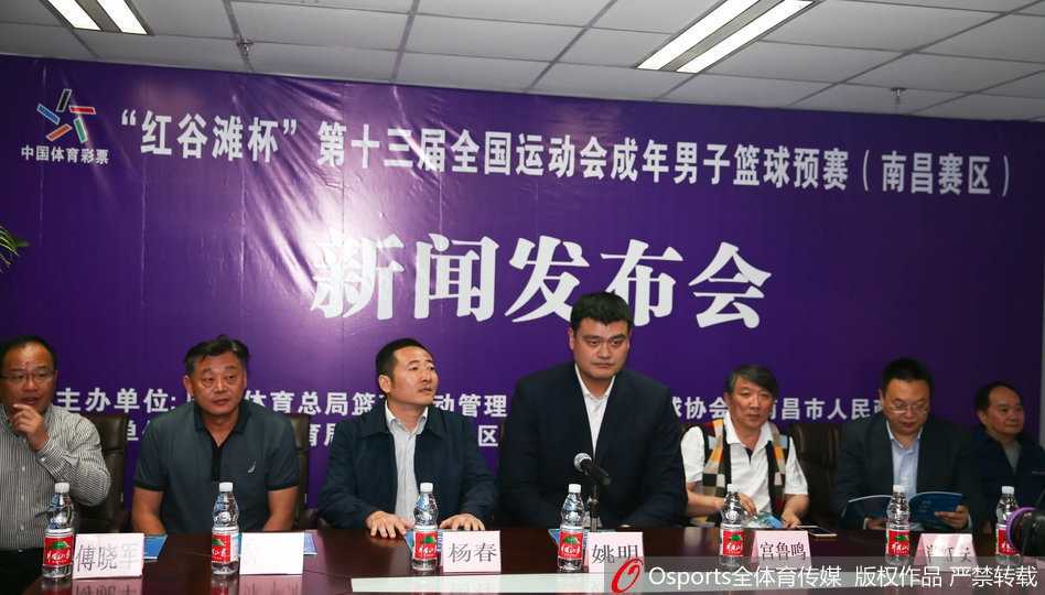 发布会后台区域，姚明与宫鲁鸣并肩而立进行私下交流，两人的神情虽然轻松，但这次简短的交谈或许涉及到了未来中国男篮主帅人选的方向和青训体系的衔接。