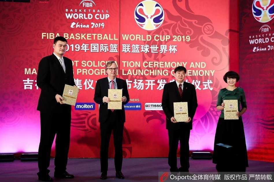 姚明发出诚挚邀请函,全球共绘篮球世界杯吉祥物中国梦 姚明身着深色西装正装,低头仔细审视手中的文件,眉宇间透露出一丝严谨与认真,身后的背景板印有篮球世界杯的官方标识,记录下这一历史性的签约时刻。