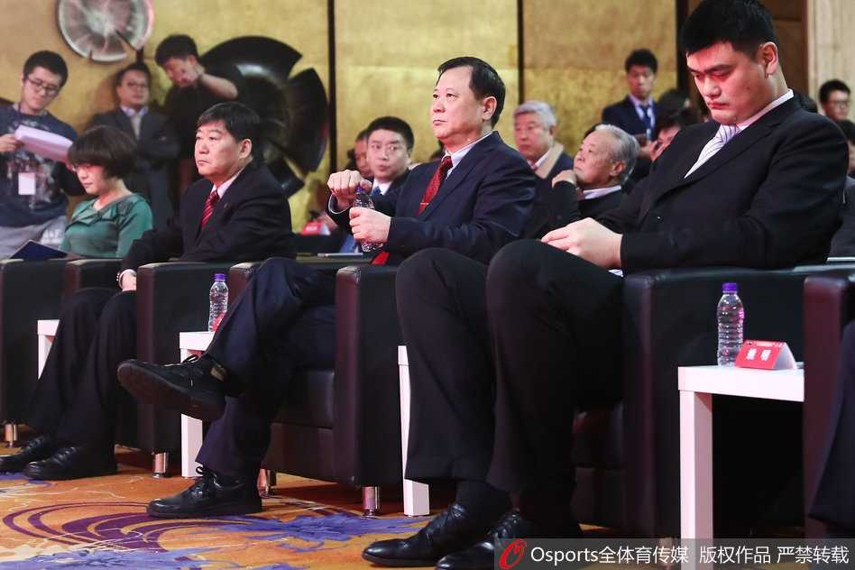 姚明发出诚挚邀请函,全球共绘篮球世界杯吉祥物中国梦 宽阔的仪式大厅内,灯光璀璨,众多领导嘉宾在台上共同见证这一时刻,台下座无虚席,记者们的镜头齐刷刷对准前方,定格了2019年篮球世界杯筹备史上这浓墨重彩的一页。