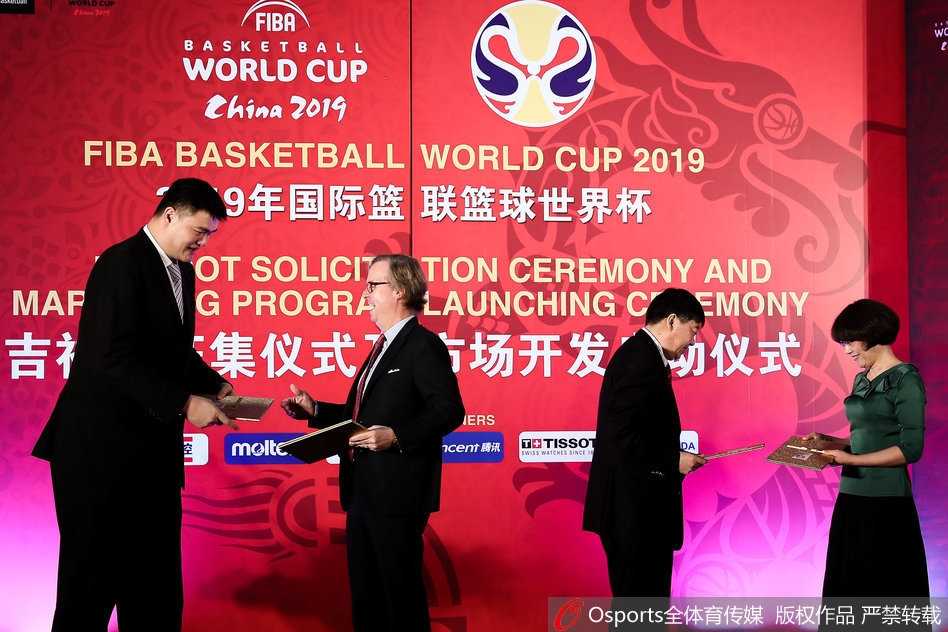 姚明发出诚挚邀请函,全球共绘篮球世界杯吉祥物中国梦 身姿挺拔的篮协主席姚明在麦克风前神情专注,目光如炬,仿佛正用他的篮球智慧向全球设计师发出共创盛举的深情呼唤。