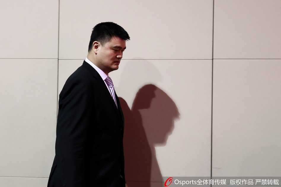 姚明发出诚挚邀请函,全球共绘篮球世界杯吉祥物中国梦 姚明微微弯腰,右手稳稳地将一封巨大的白色邀请函送入复古邮筒的投递口,这一动作仿佛将全中国篮球迷的期待封存,寄往充满无限创意的未来。