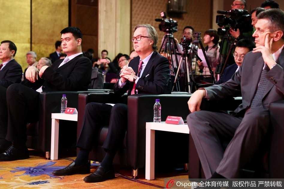 姚明发出诚挚邀请函,全球共绘篮球世界杯吉祥物中国梦 投递完邀请函后,姚明面带标志性的微笑转身面对镜头,身后的邮筒成为历史的见证者,他那高大的身影在这一刻象征着中国篮球向世界敞开怀抱的博大胸怀。