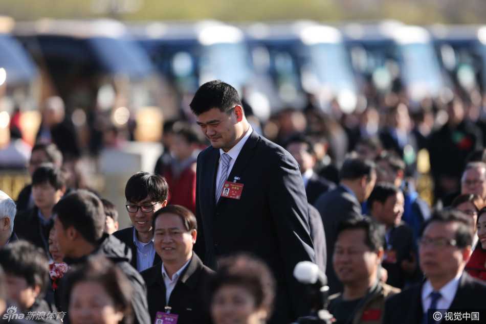 闭幕会结束后，姚明在人民大会堂台阶上被媒体记者团团围住，各种录音笔和话筒伸向他，而他依然保持微笑从容应对提问。