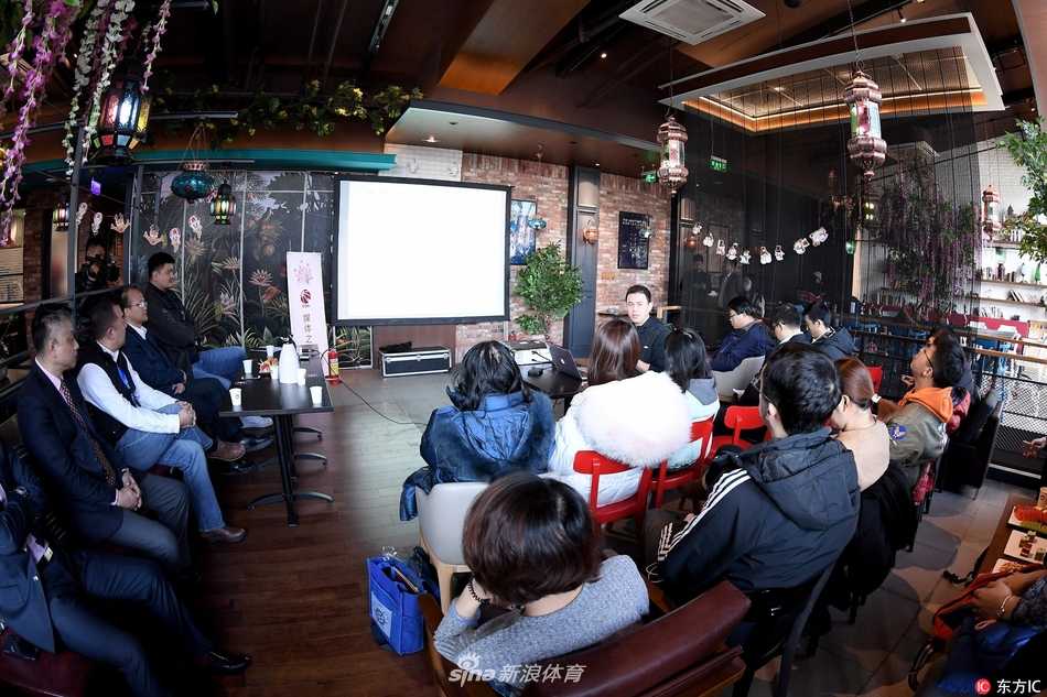 姚明携裁判直面争议 详解CBA联赛执法风云 姚明在会议间隙与身旁的工作人员轻松交谈,他身体微微前倾,表情亲和,展现了篮协主席与基层工作者之间的良好互动。