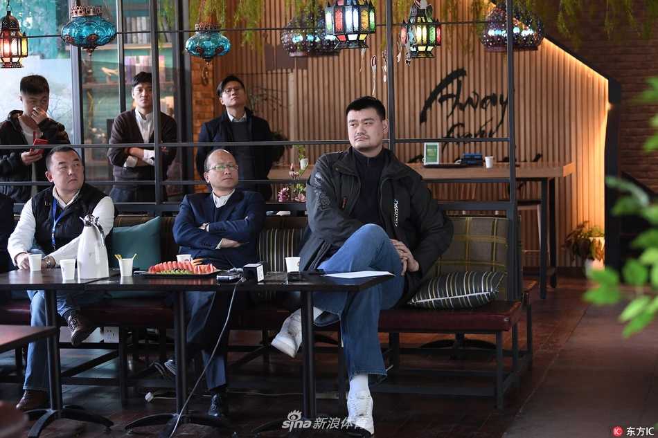 姚明携裁判直面争议 详解CBA联赛执法风云 姚明坐在媒体沙龙活动的前排座位上,双手交叉置于身前,嘴角带着一丝微笑,认真倾听旁边裁判的解读发言。