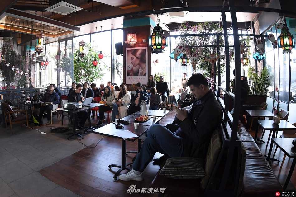 姚明携裁判直面争议 详解CBA联赛执法风云 一张近景特写,姚明侧身看向镜头,身后是模糊的会议室背景,他眼神沉稳坚定,传递出面对挑战时的从容与担当。