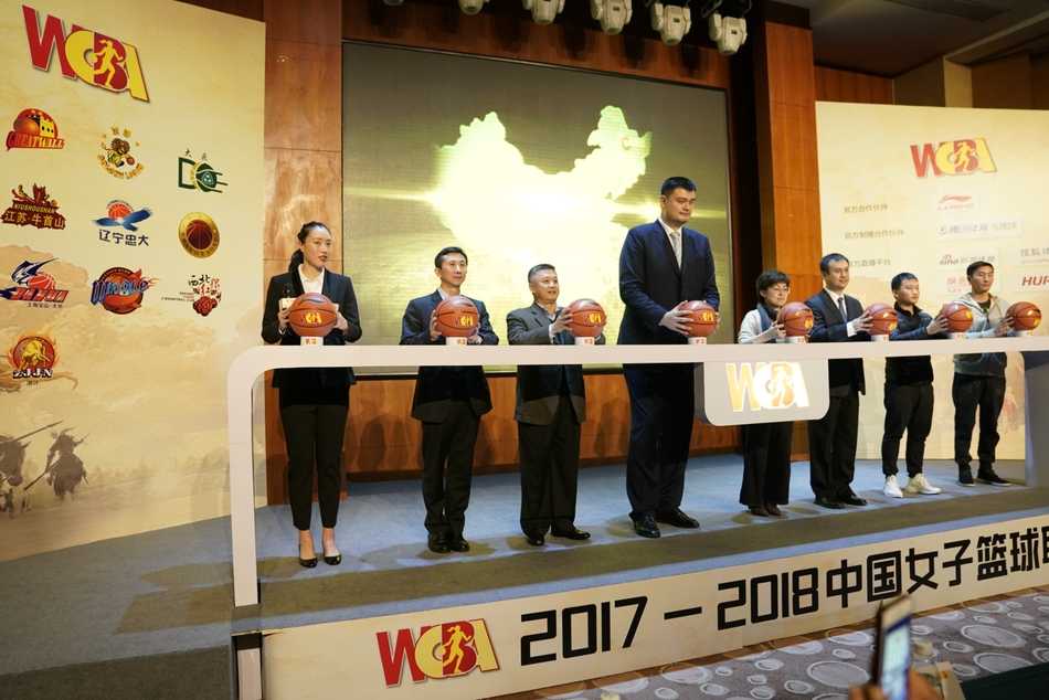 姚明在发布会上慷慨陈词，大手一挥间仿佛正在为沉寂已久的女篮联赛描绘一幅崭新的改革蓝图。