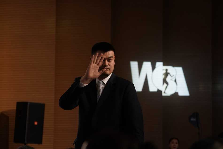 众多与会嘉宾在发布会现场合影留念，记录下中国女篮联赛改革元年这一具有里程碑意义的时刻。