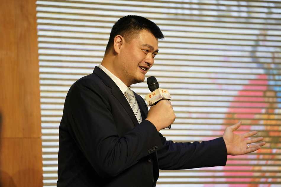 姚明与多位嘉宾共同按下启动装置，彩色气球腾空而起，象征着2017-2018赛季WCBA联赛正式拉开大幕。