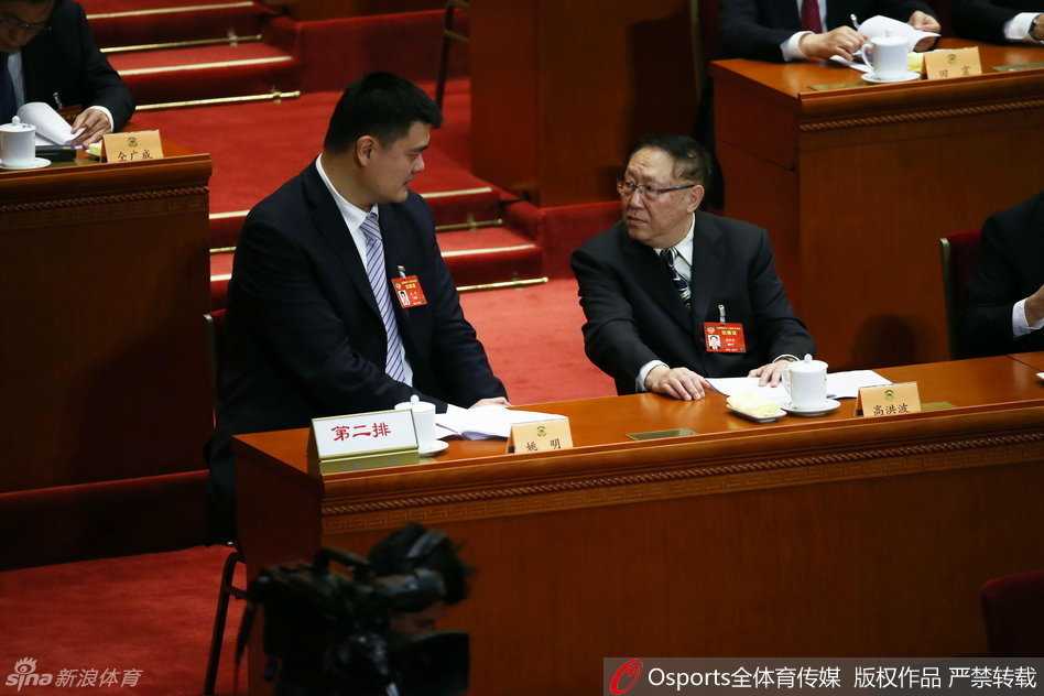 姚明政协发声:体育强国的根基在于群众的热爱与市场的沃土 姚明站在巨大的深红色发言席后,神情庄重而自信,他微微低头凑近麦克风,身后巨大的政协会徽熠熠生辉,此刻全场寂静无声,所有的注意力都集中在他即将阐述的观点上。