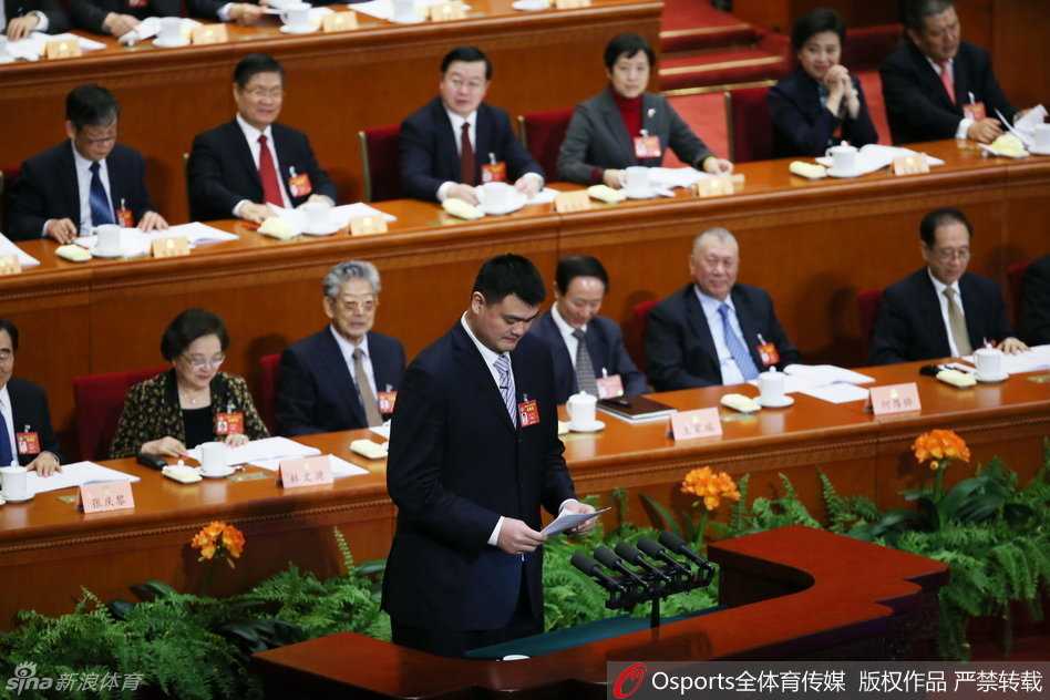 姚明政协发声:体育强国的根基在于群众的热爱与市场的沃土 发言结束后,姚明与邻座的一位年长委员热烈交谈,他身体微微前倾,神情认真,巨大的身高差形成一种奇特的和谐感,显示出他对交流内容的尊重与投入。