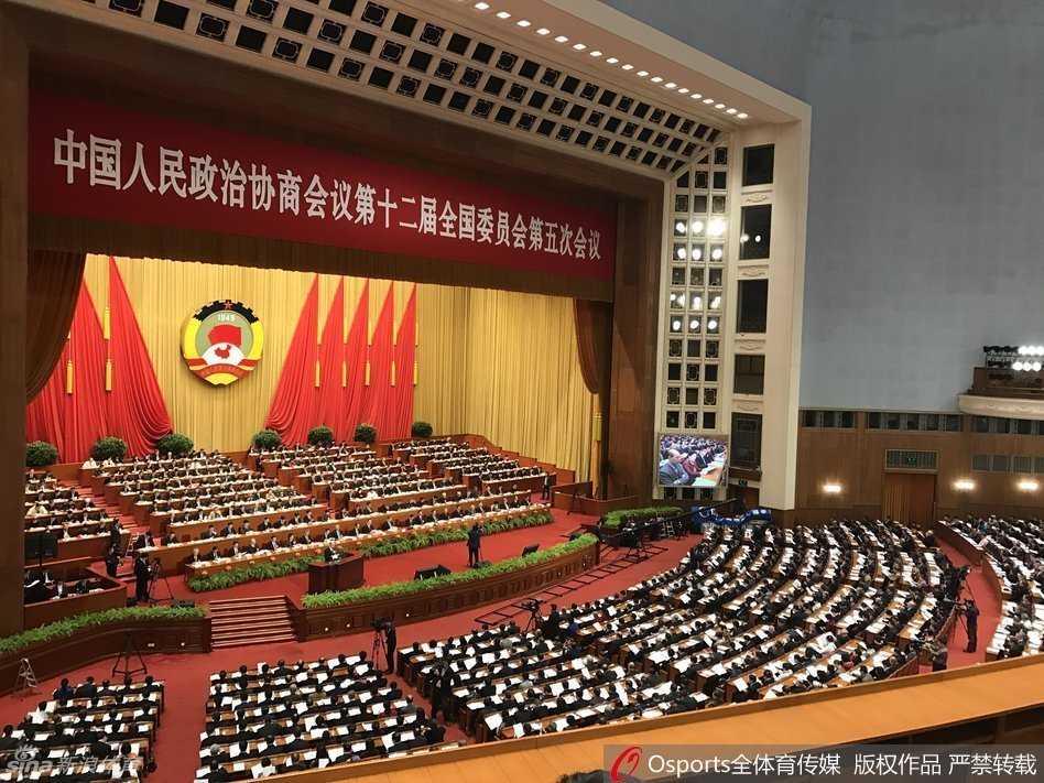 姚明政协发声:体育强国的根基在于群众的热爱与市场的沃土 会议间隙,姚明与另一位委员亲切握手交流,两人面带微笑,目光直视对方,身后是庄重的会场环境,这简单的一握传递出委员间对议题的共鸣与相互支持。