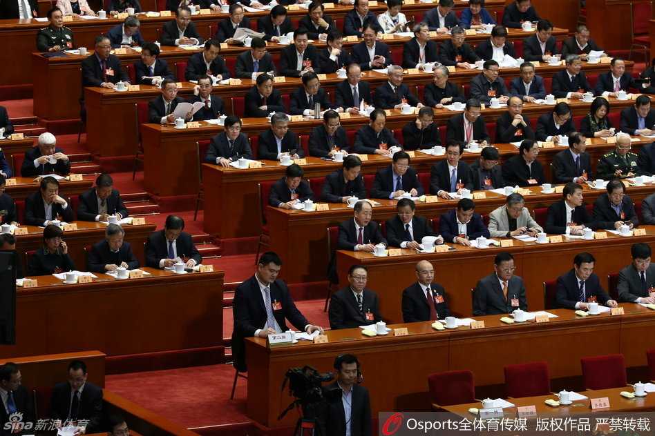 姚明政协发声:体育强国的根基在于群众的热爱与市场的沃土 在座无虚席的万人礼堂中,姚明微微侧身,专注地与身旁的委员交换看法,他高出座位一截的身影在人群中极为醒目,周围委员或侧耳倾听或点头示意,氛围专注而融洽。