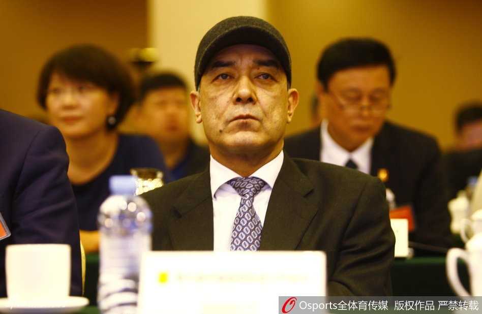 姚明在发言中时而紧握双手，时而做出富有力量的手势，全情投入地向台下代表阐述他的施政纲领，每一个动作都透露出他对篮球改革的深思熟虑与满腔热忱。