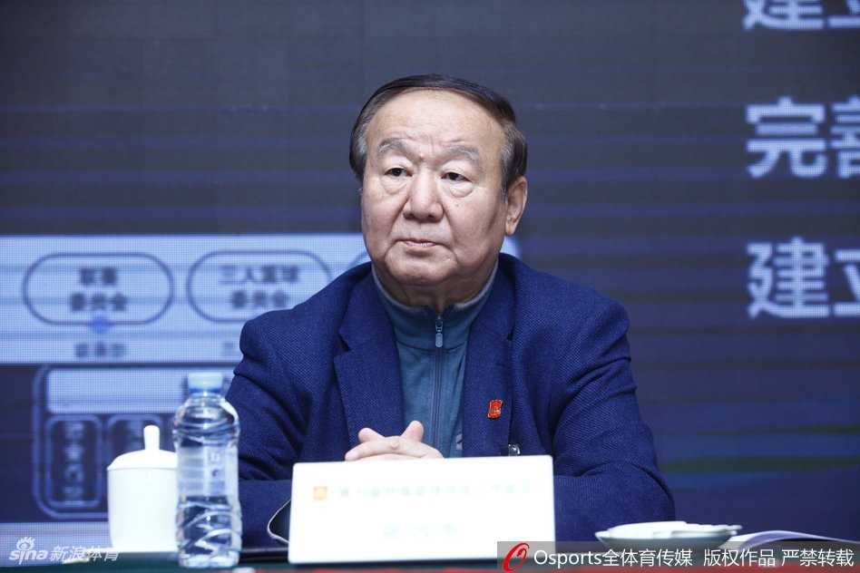 在庄严肃穆的会场内，姚明身着一丝不苟的深色西装，挺拔的身姿在主席台上格外醒目，他以坚定的目光注视着前方，仿佛正凝视着中国篮球充满希望而又挑战重重的未来。