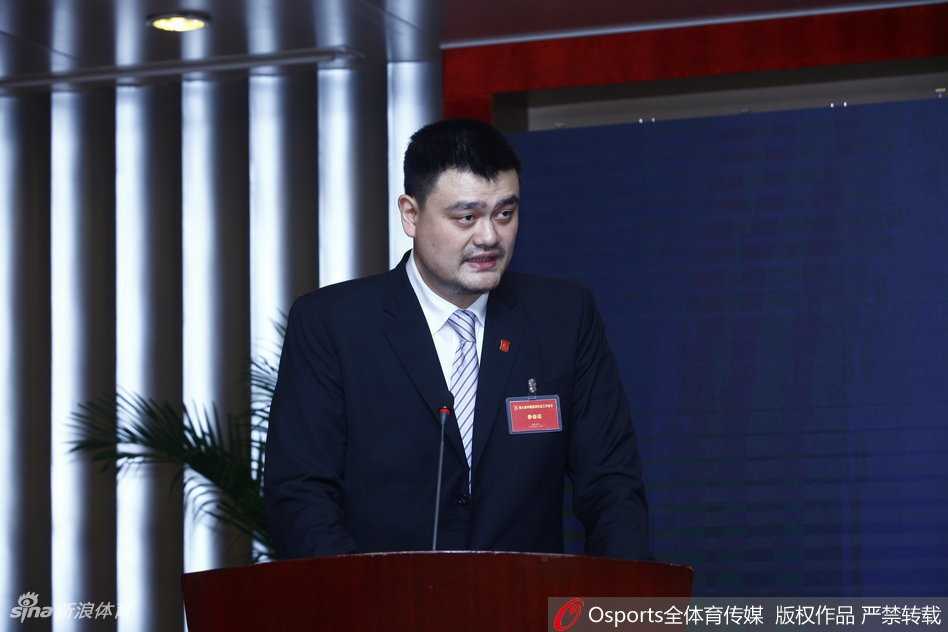 会议间隙，姚明与几位资深篮球界前辈亲切交谈，他微微俯身，谦逊地倾听意见，脸上流露出敬意与求贤若渴的神情，彰显了“团结一切力量”的承诺。