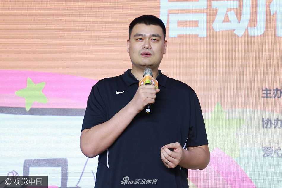 姚明现身京城助梦篮球季,以体育人开启希望新篇章 在启动仪式的背景板前,姚明弯下腰身,耐心地为一名来自希望小学的小球员整理衣领,他的眼神专注而温柔,小球员则昂着头,满怀敬仰地看着这位篮球巨人,画面定格在这一刻,充满了温情与希望。