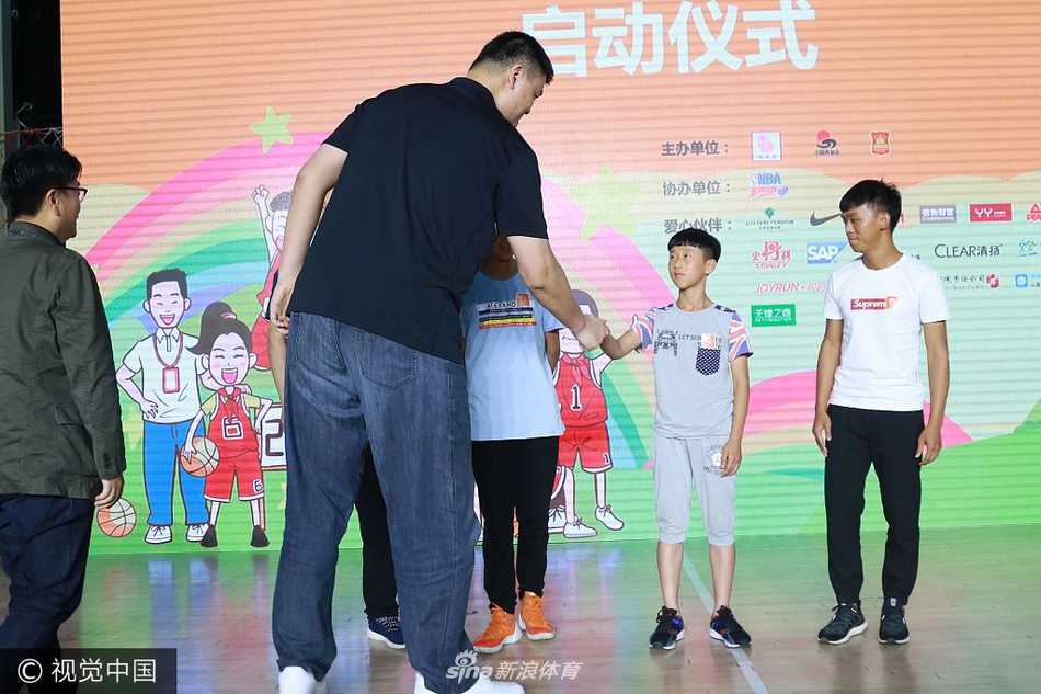 姚明现身京城助梦篮球季,以体育人开启希望新篇章 面对众多媒体的话筒和镜头,姚明从容地侃侃而谈,他时而用手比划着,阐述着自己对于乡村体育教育的独到见解,身后是醒目的活动主题背景板,他的每一句话都透露出对孩子们未来的深切关怀。