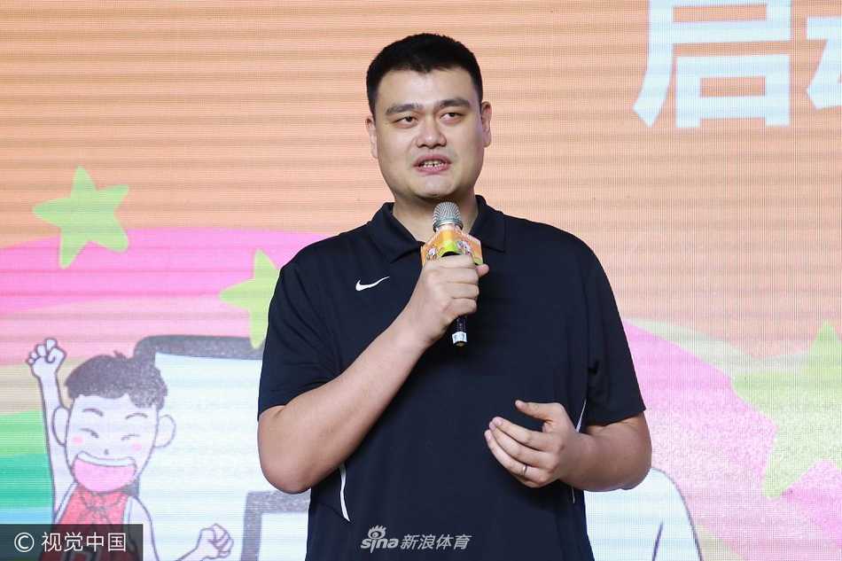 姚明现身京城助梦篮球季,以体育人开启希望新篇章 姚明身着深色西装现身篮球季启动仪式现场,他一出现便成为全场焦点,高大的身影在人群中格外醒目,脸上带着温和的笑意,正向四周挥手致意,仿佛一位邻家大哥般亲切。